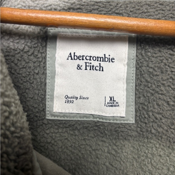 Abercrombie & Fitch Asymmetrical Snap-Up Green Camo Fleece Size XL - Picture 5 of 5